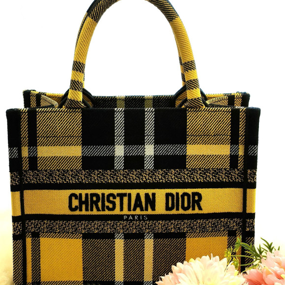 กระเป๋าทอทแบ็กหนังสือของ DIOR สิ่งของที่เป็น Connick ตาที่เป็นตัวแทนยี่ห้อตั้งแต่การปรากฏตัว