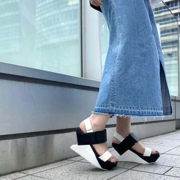 96330003 : Delta Wedge Sandal / Mono（UNITED NUDE） | 渋谷PARCO