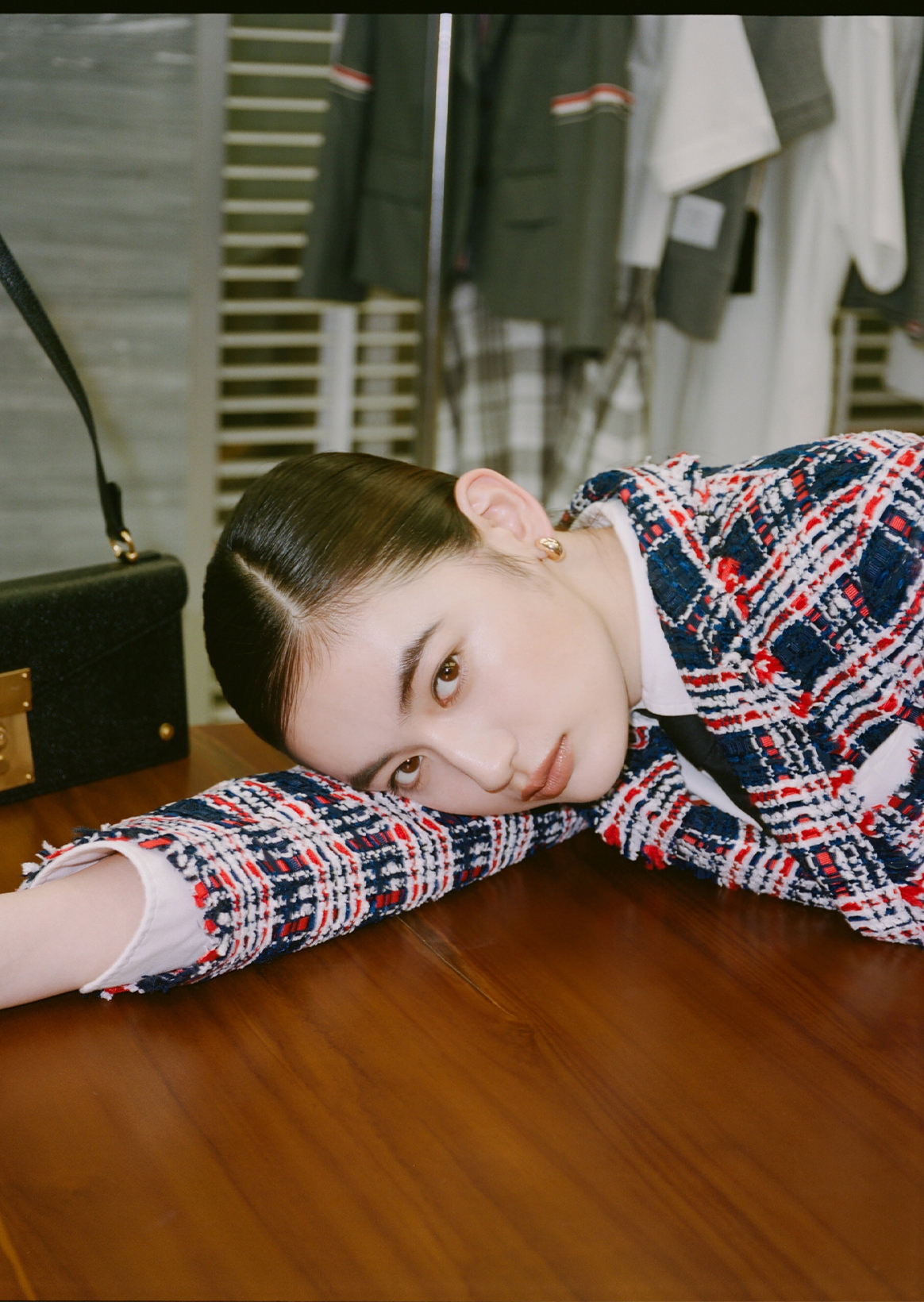 八木莉可子×THOM BROWNE｜色褪せない思い出を胸に、エモーショナルな物語を