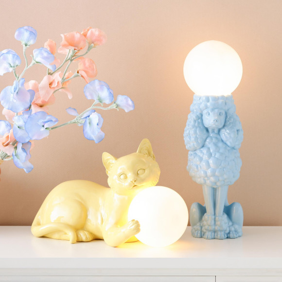 A playful table lamp with a cat and a dog motif❀