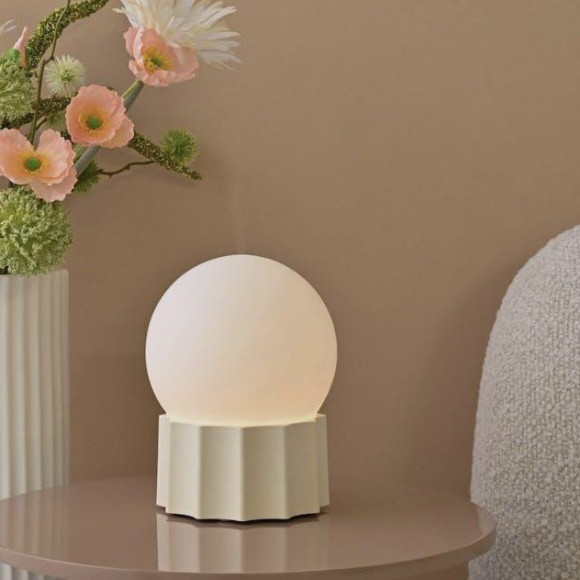 Ultrasonic humidifier that can also be used as an interior lamp