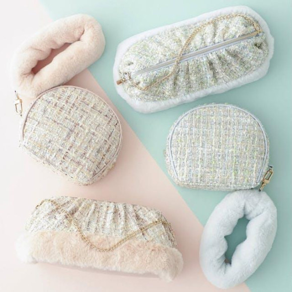 持っているだけでホリデー 気分を高めてくれる新作ポーチ