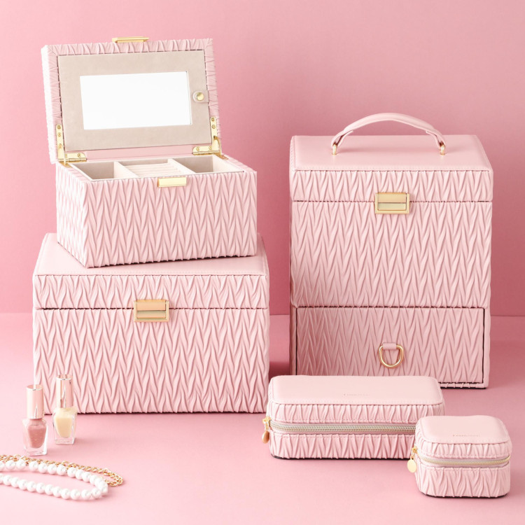 【NEW】 Introducing jewelry and cosmetics boxes made of embossed on gorgeous pink skins.♪