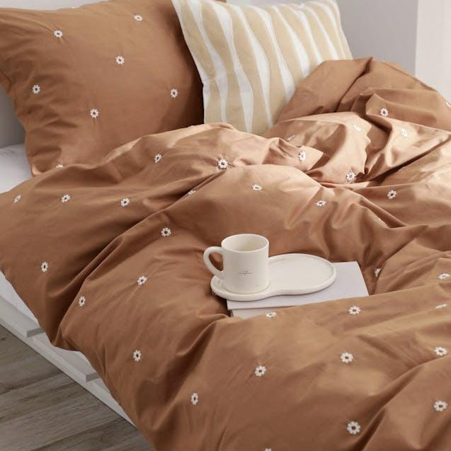 Bed linen with cute embroidery of Daisy motif