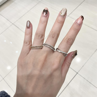 デザインリングで指を長く見せます⭐︎