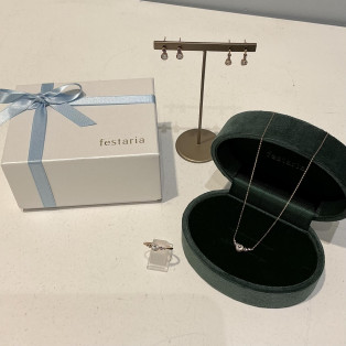 クリスマスにぴったりなゴールドジュエリー