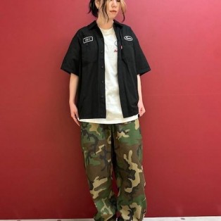 ワークシャツの背中の刺繍の色味...