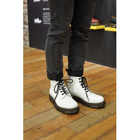 カラーホワイトDr.Martens 白ブーツ