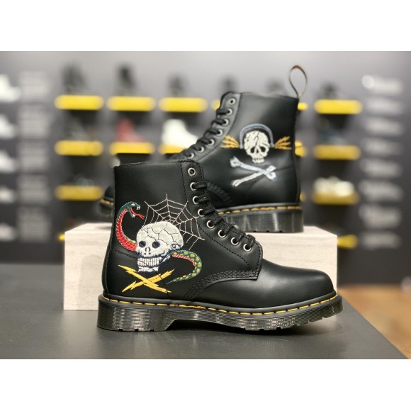 Dr.Martens 刺繍入り８ホールブーツ | ドクターマーチン・ショップ 