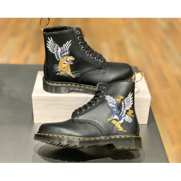 Dr.Martens 刺繍入り８ホールブーツ | ドクターマーチン・ショップ