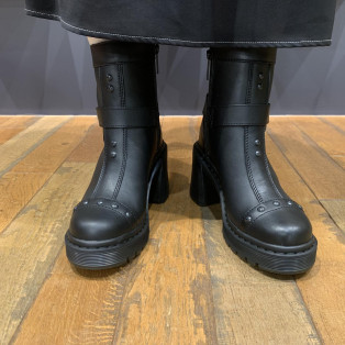 Dr.Martens 新作 SPENCE HARNESS チェルシー ブーツ