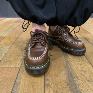 Dr.Martens 新作 LOWELL 4 ホール シューズ