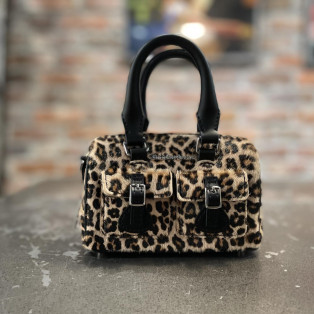 Dr.Martens 新作 ミニ トップ ハンドルバッグ レオパード