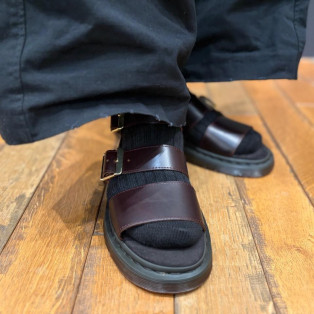 Dr.martens 新作 GRYPHON ストラップ サンダル CHARRO