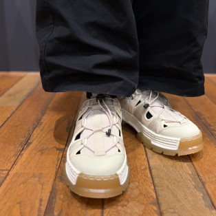 Dr.martens 新作 WAYFINDER オープン ロー 3 タイ シューズ  PARCHMENT BEIGE