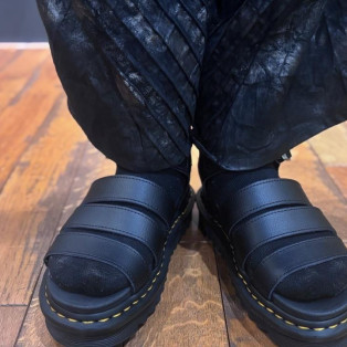 Dr.martens 新作　BLAIRE サンダル