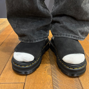 Dr.Martens 新作【日本限定】ADRIAN グレーステッチ ハードウェア