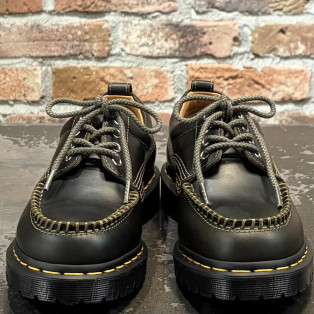Dr.Martins 新作　LOWELL 4 ホール シューズ