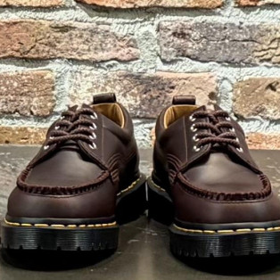 Dr.Martins 新作　LOWELL 4 ホール シューズ