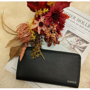 リッチで大人っぽく、シンプルなデザインのGUCCIロゴジップアラウンドウォレット
