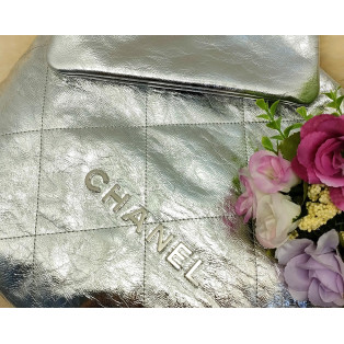 2022年に誕生しオシャレ感度が高く、大人気の「CHANEL22」スモールバッグ