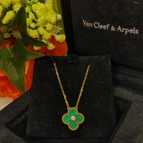 大人可愛いアクセサリーと言えば Van Cleef＆Arpels♡ ヴィンテージ アルハンブラ ペンダント