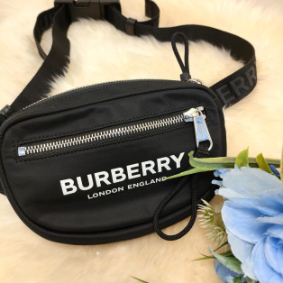 性別や世代問わず愛用できるBURBERRYウエストバッグ