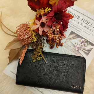 リッチで大人っぽく、シンプルなデザインのGUCCIロゴジップアラウンドウォレット