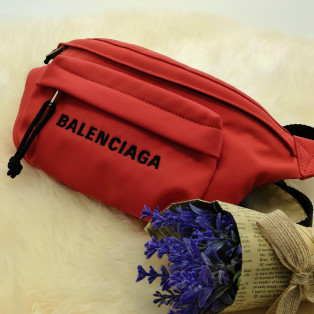 年代を問わず、シンプルなデザインのBALENCIAGAウエストポーチ