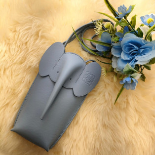  LOEWEの推しバッグはこれに決まり！エレファントショルダースマートフォンケース