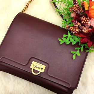 大人っぽい印象を与えてくれるSalvatore Ferragamo チェーンショルダーバッグ