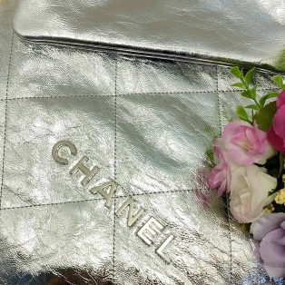 2022年に誕生しオシャレ感度が高く、大人気の「CHANEL22」スモールバッグ