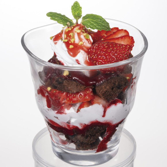 苺とショコラのグラスショートケーキ　968円（税込）  チョコレートがたっぷり入ったガトーショコラを使用、甘酸っぱいベリーソースとの相性抜群です。