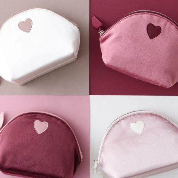 【もうすぐバレンタインデー】ハートワッペン サテンポーチ