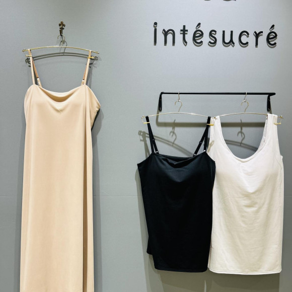 キレイなバストシルエットのカップ付きインナー【シンクロブラトップ】