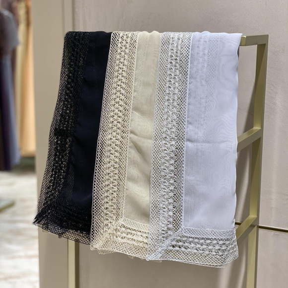 ＊さらりと羽織れる万能レースストール＊