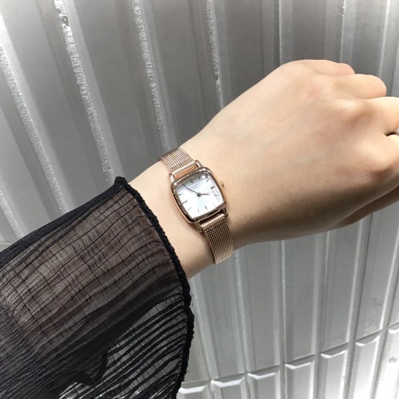 【MARGARET HOWELL】 MESH BAND SQUARE WATCH