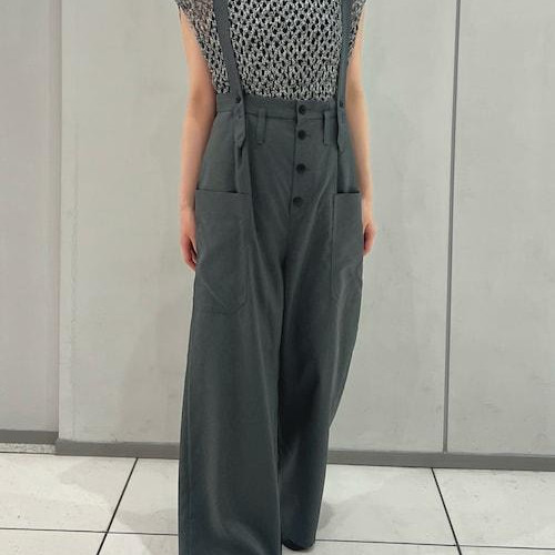 全身ワントーンでまとめたサロペ...