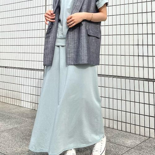 トップスとセミフレアスカートを...