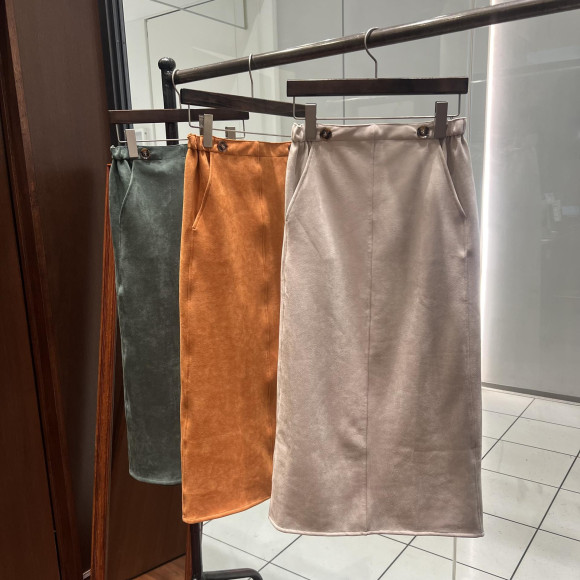 カットフェイクスエード　釦スカート