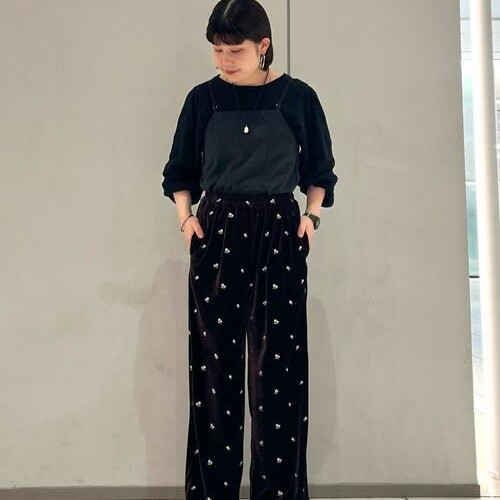 小花柄が刺繍されたベロアのパン...