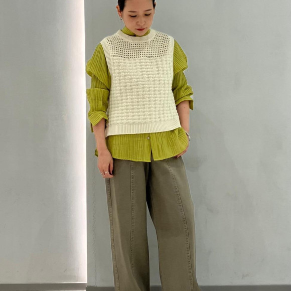 新作ニットベストを着たスタッフコーデ