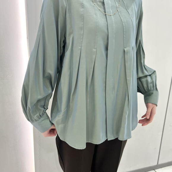 光沢感がポイントなブラウス