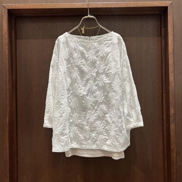 フロンド刺繍　ボートネックブラウス