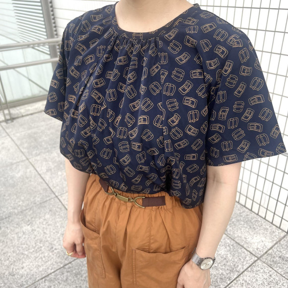 バックルPT　クルーネックブラウス