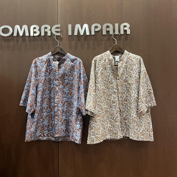 เสื้อเบลาส์ลายดอกไม้ตรงกลาง