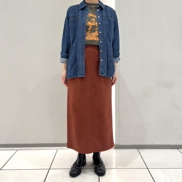 デニムシャツを着た秋コーデ