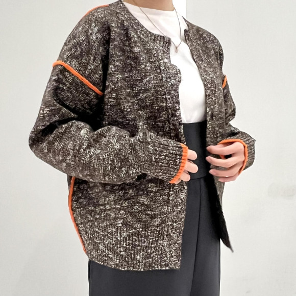 配色がポイントのニットアイテム