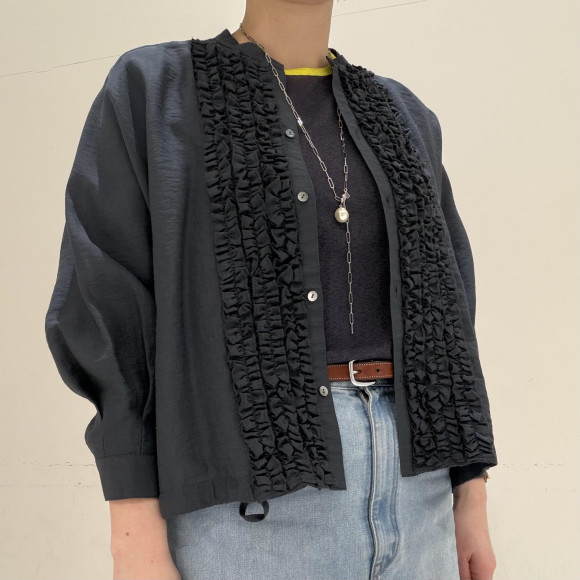 華やかなフリルシャツ