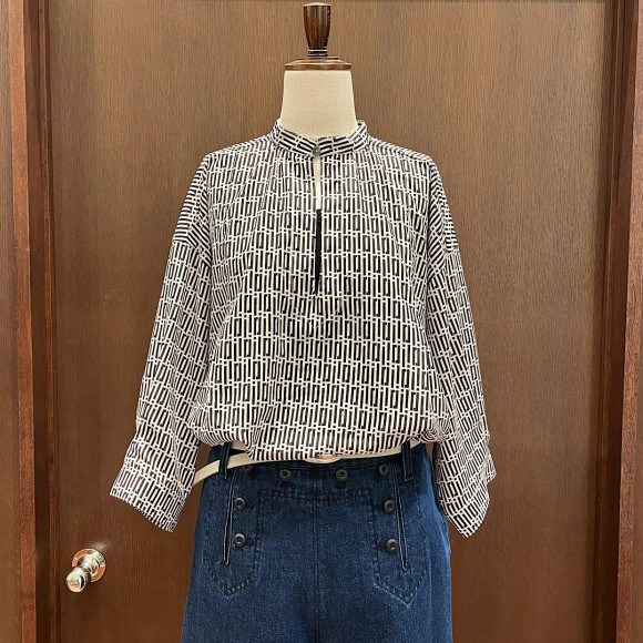 Echo Grid スタンドスキッパーブラウス